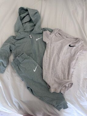 Nike Kids Sage Green Hoodie & Light Gray Bodysuit Set 18M